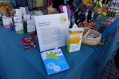 Stand von Weltladen Senfkorn und Fairtrade Town Hilpoltstein beim Ostermarkt 2022